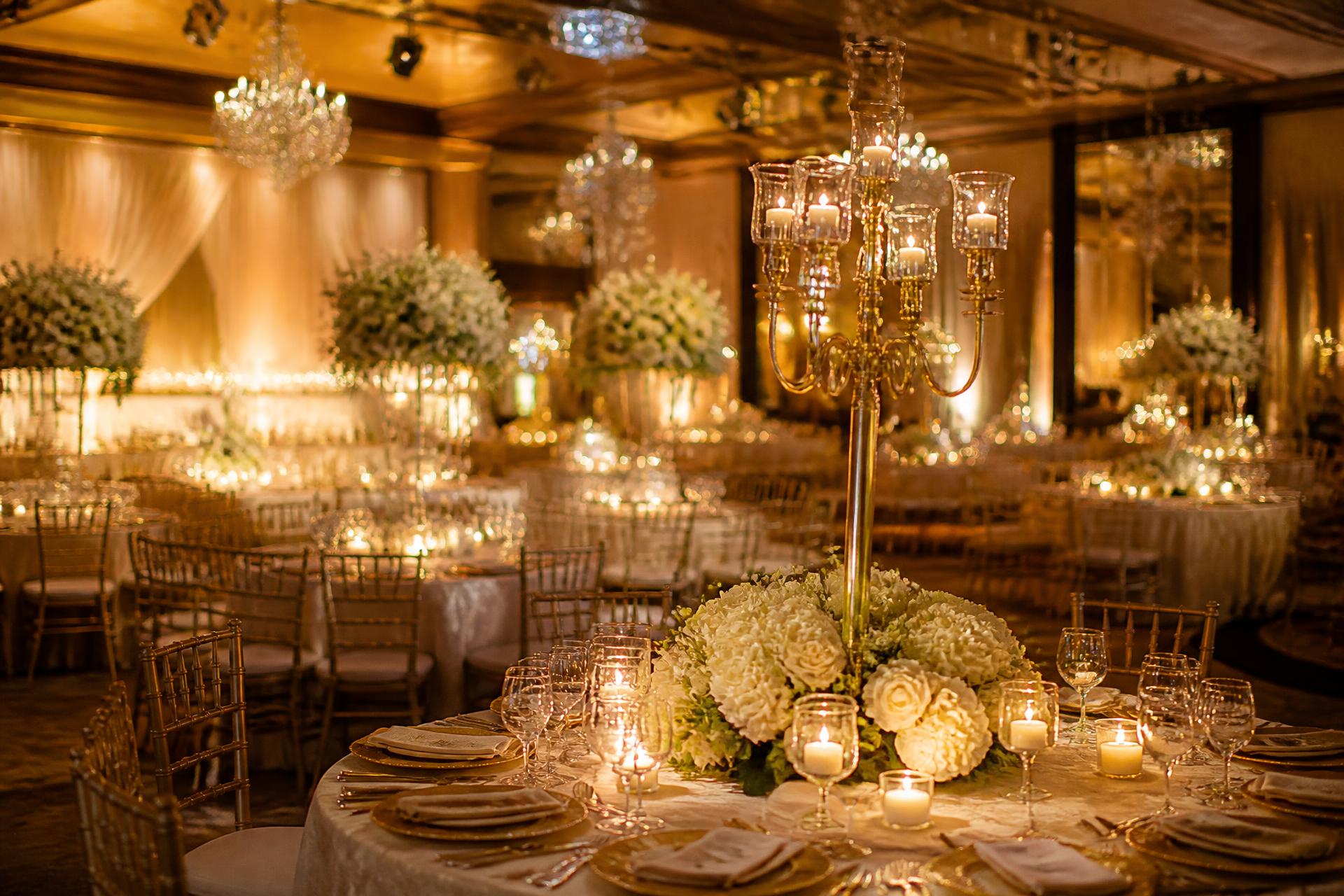 Salle de réception élégante avec décor doré